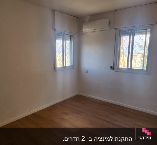 חדר עם רצפת פרקט עץ בהירה